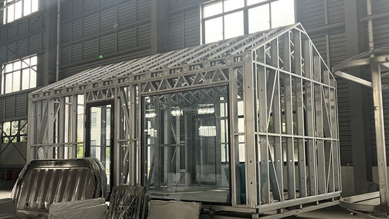 Γρήγορα εγκατεστημένη προετοιμασμένη βίλα δύο ορόφων με σχεδιασμό A-φρέμ και τριγωνικό δοχείο από γαλβανισμένα τετραγωνικά σωλήνες χάλυβα