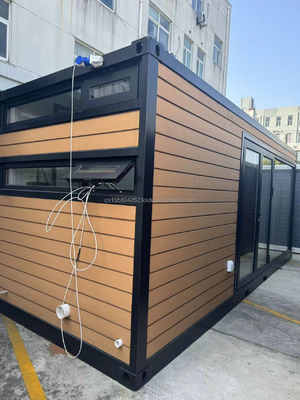 Προσαρμοσμένο χρώμα 40ft προκατασκευασμένο κοντέινερ ξύλινο σπίτι 3 υπνοδωμάτια και καθιστικό επεκτάσιμη σιδηρουργική σχεδίαση για εξωτερικούς χώρους